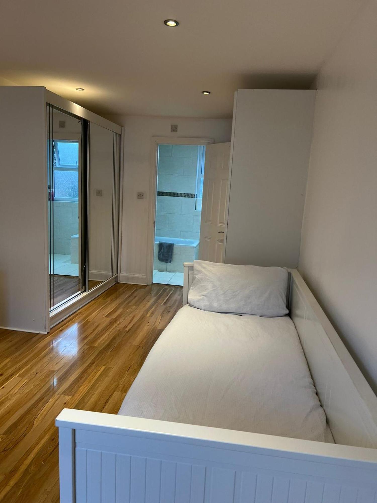 93 West Road Hotel London Ngoại thất bức ảnh